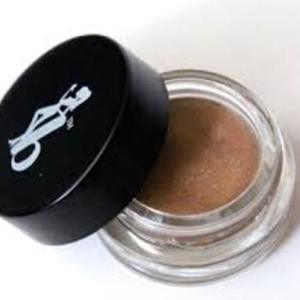 Be a Bombshell Eye Base in Submissive (Bronze) is being swapped online for free