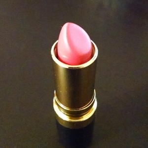 Brand New Revlon Super Lustrous Lipstick in Coralberry is being swapped online for free