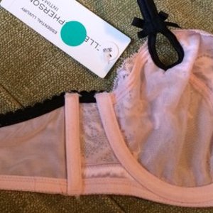 Pink lace bra 32B is being swapped online for free