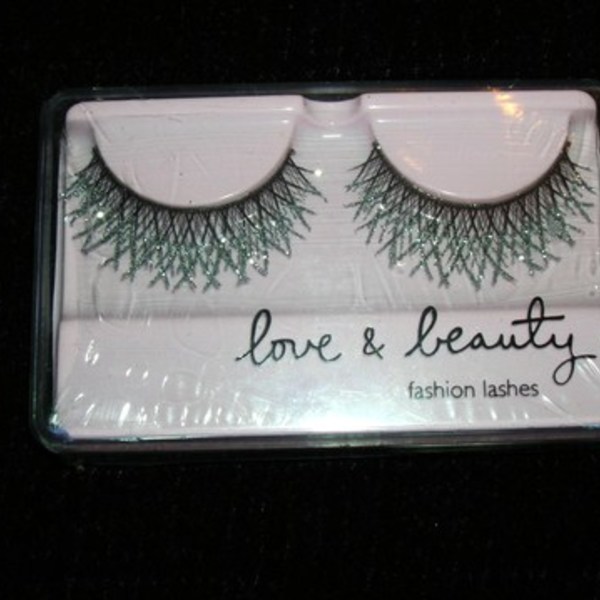 Brand new false eyelashes is being swapped online for free