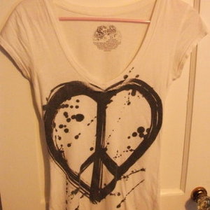 Heart Peace Sign T-Shirt is being swapped online for free