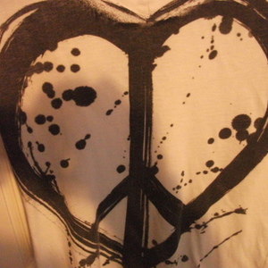 Heart Peace Sign T-Shirt is being swapped online for free