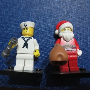 new Lego minifigures earlier series sailor and Santa is being swapped online for free