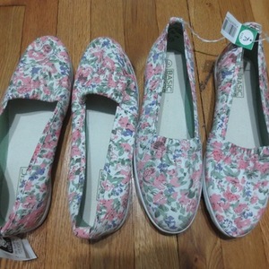 NWT vintage floral flats 7.5 is being swapped online for free