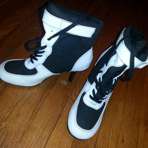 sz 10 Funtasma Sneaker Heels black & white is being swapped online for free