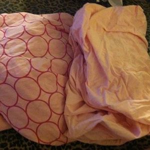 2 crib sheets is being swapped online for free