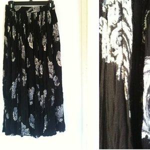 Stretchy waistband broomstick skirt. Size M  is being swapped online for free