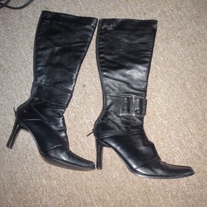 Black Sleek Boots 7.5 ~MEH is being swapped online for free