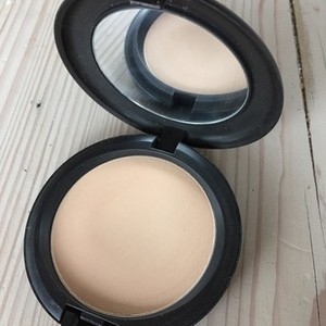 Mac Pressed powder NC20 80%left is being swapped online for free