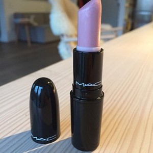 Mac lipstick in Glaze Beauty 80% left is being swapped online for free