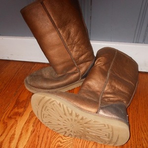 Metallic copper UGGs size 6 is being swapped online for free
