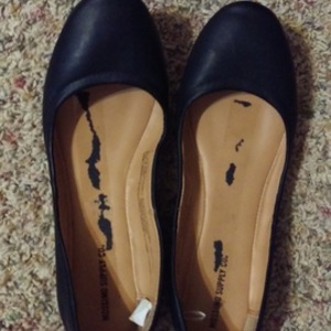 Black Mossimo Flats is being swapped online for free