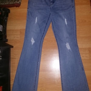 American Rag Distressed Jeans is being swapped online for free
