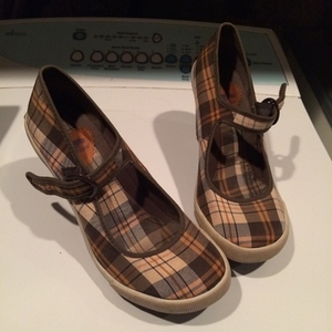 Rocket Dog Plaid Wedges size 8 is being swapped online for free