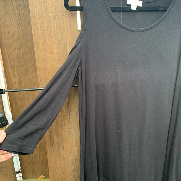 Black Cold Shoulder Long Sleeve Tee is being swapped online for free