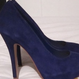 Blue Steve Madden heels is being swapped online for free