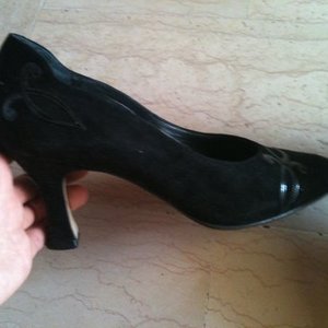 Black suede low-pumps size 5 (eu 35, UK 3) is being swapped online for free