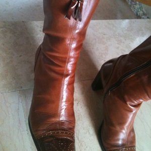 Western-style bright brown leather boots with small fringe decoration is being swapped online for free