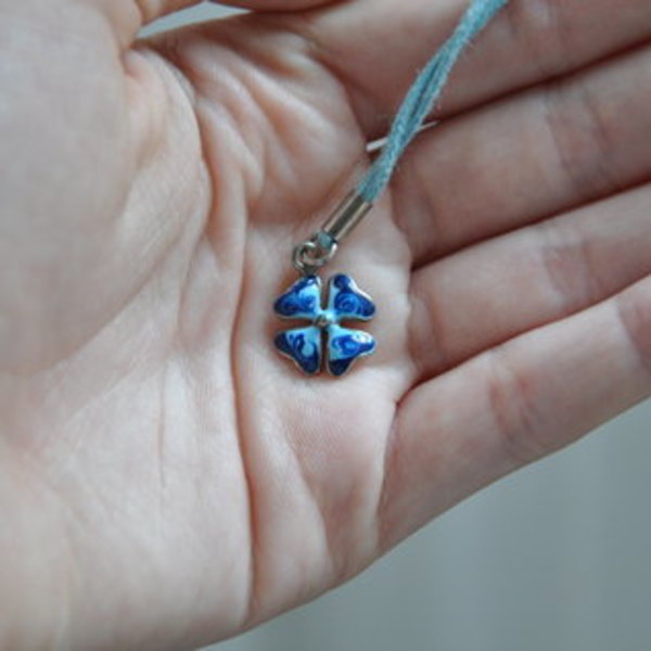 Cute blue flower necklace is being swapped online for free