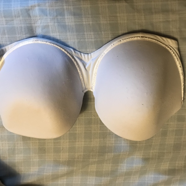 Togo white strapless bra D38, good condition Available for Free