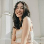 Thư Đông is swapping clothes online from 